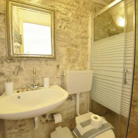 Adamantia 17th Century D1 Pensión