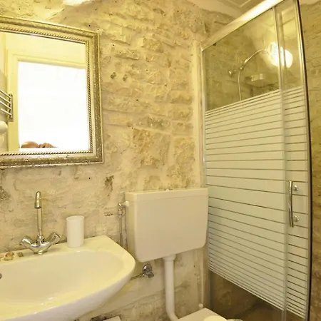 Adamantia 17th Century D1