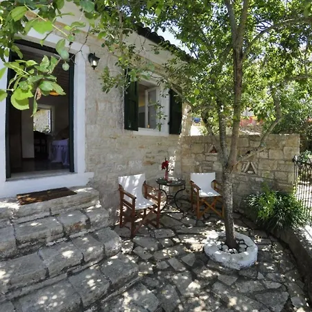 Πανσιόν Adamantia 17th Century D1